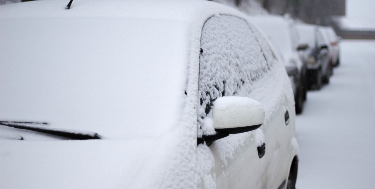 Mandat może być tak gruby, jak pokrywa śniegu. Odśnieżajcie auta!