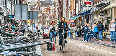 Rowerzyści na drogach w Amsterdamie-42094