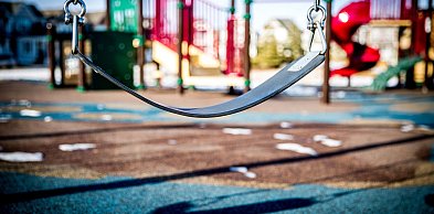 Dzieci nie bawią się na zewnątrz, bo nie mają z kim