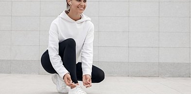 Dresy petite – czym różnią się od standardowych i jak wybrać model