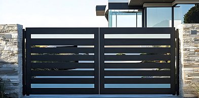 Brama przesuwna czy rozwierna – którą wybrać przy wjeździe na posesję?