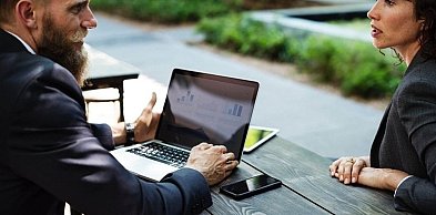 Przyjęcia okazjonalne w pobliżu Warszawy — jak wybrać odpowiednią lokalizację?