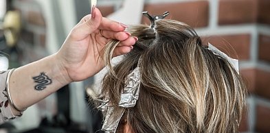 Fryzjerzy mają pomóc w walce z przemocą