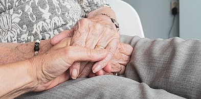 Wyjątkowy dom opieki. Seniorzy mogą legalnie pić alkohol i zażywać narkotyków