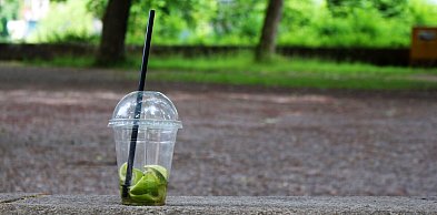 Holenderskie lokale masowo łamią przepisy o plastiku jednorazowym