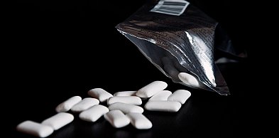 Holandia chce zakazu sprzedaży gum do żucia z plastikiem