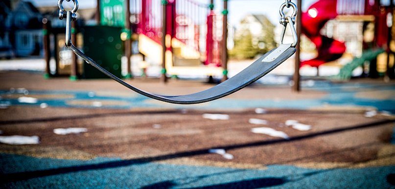 Dzieci nie bawią się na zewnątrz, bo nie mają z kim