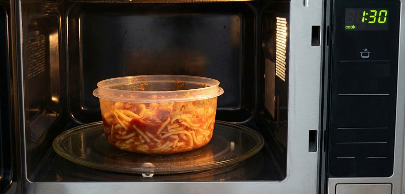 Podgrzewanie w plastikowych opakowaniach może uwalniać mikroplastik