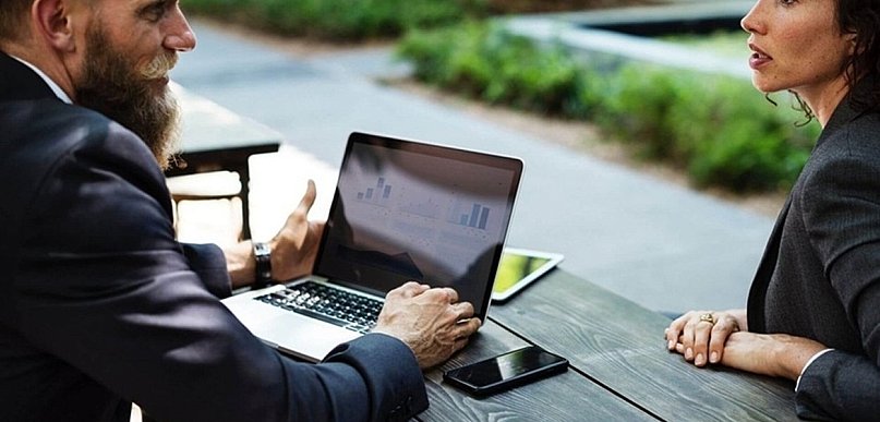 Przyjęcia okazjonalne w pobliżu Warszawy — jak wybrać odpowiednią lokalizację?