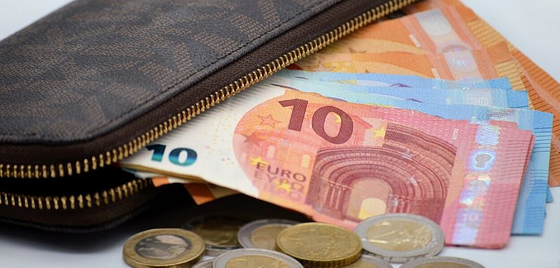 Mniej pracowników na płacy minimalnej