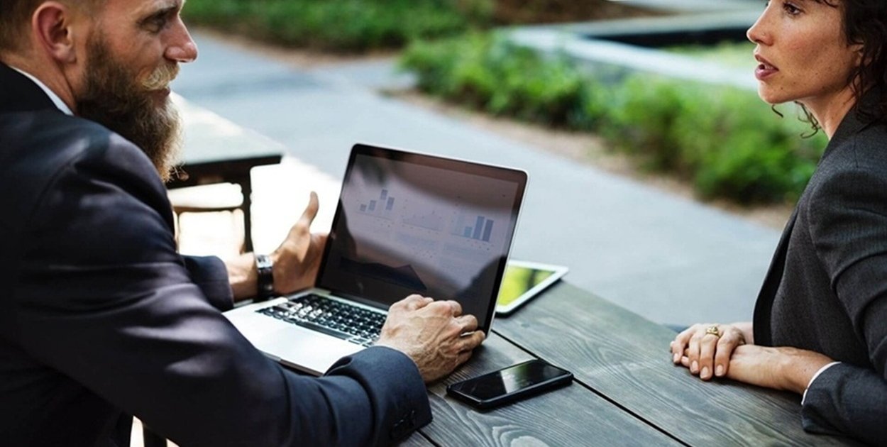 Przyjęcia okazjonalne w pobliżu Warszawy — jak wybrać odpowiednią lokalizację?